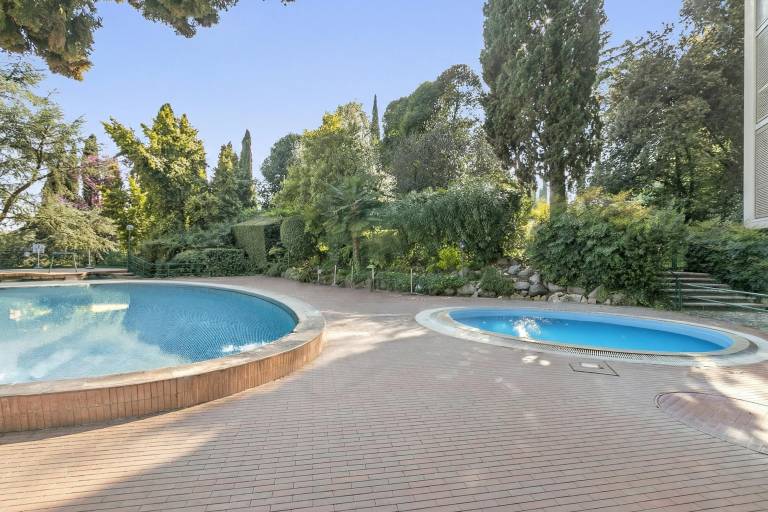 Sonia Romantic apt-Shared Pool&Sun Terrac in Garda