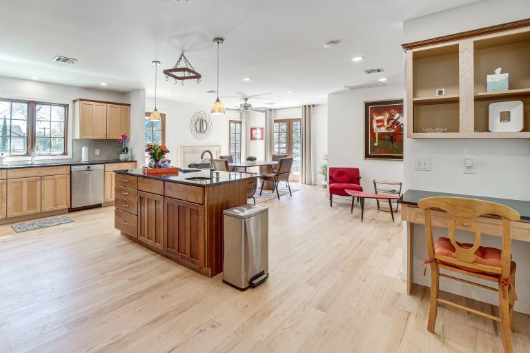 Midtown Tulsa Gem w MCM Decor Private Deck Yard