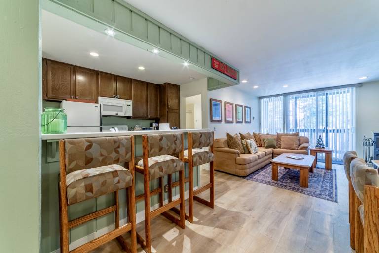 Child-friendly condo with BBQ, sauna & hot tub | Mountain view | Suitable for remote work | Pet-friendly — photo 3