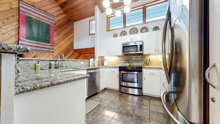 Fully equipped beautiful condo with sauna, jacuzzi & grill | Mountain view | Dogs allowed — photo 4