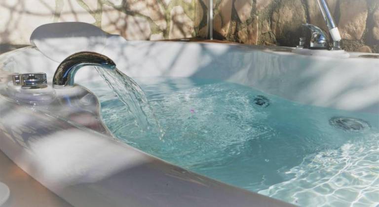 Vacation home with hot tub | Dogs allowed — photo 3