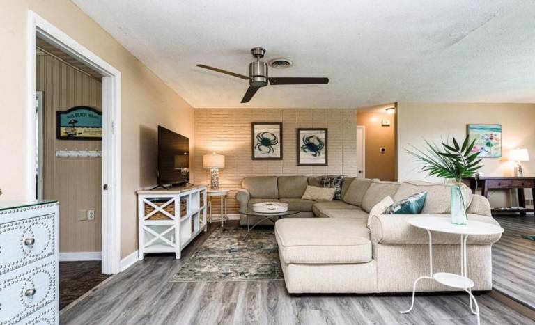 Lovely vacation home with BBQ & private pool | Pets are welcome — photo 4