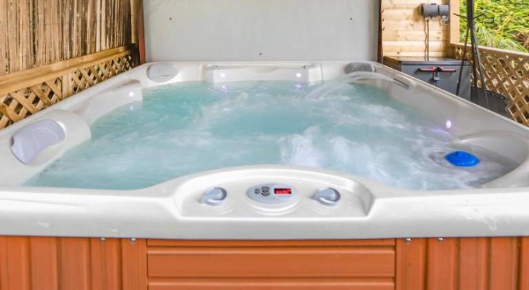 House with hot tub & pool — photo 3