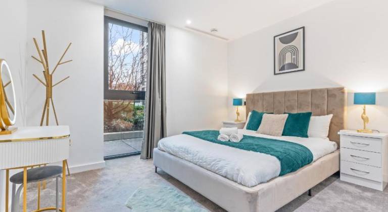 Luxury 2BR Apartment in Tower Hill with Air Condition — photo 2