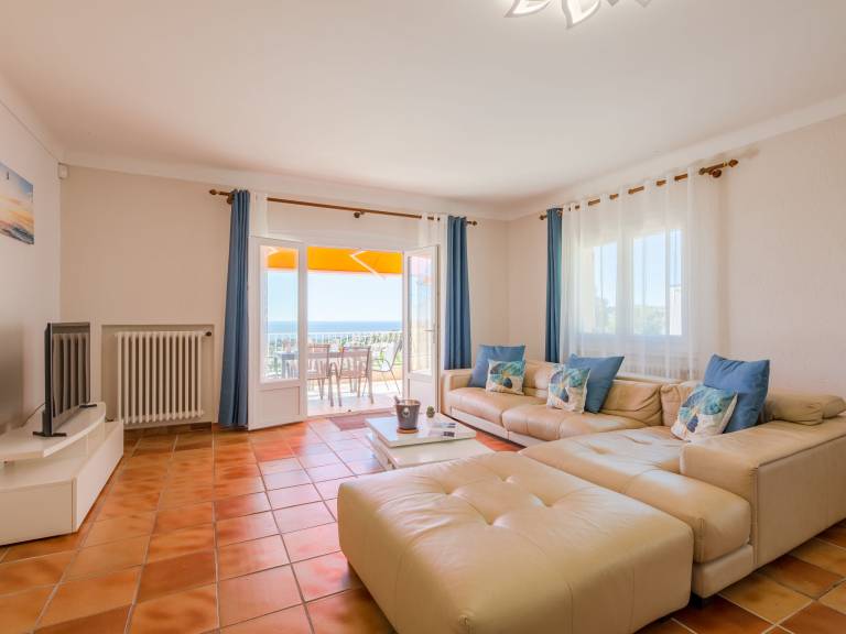Fully equipped apartment with pool, terrace & yard | Sea view | Pet-friendly — photo 3