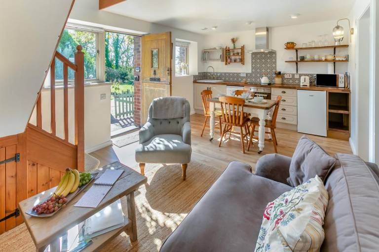 Fully equipped cottage with BBQ & yard | Pets allowed — photo 3