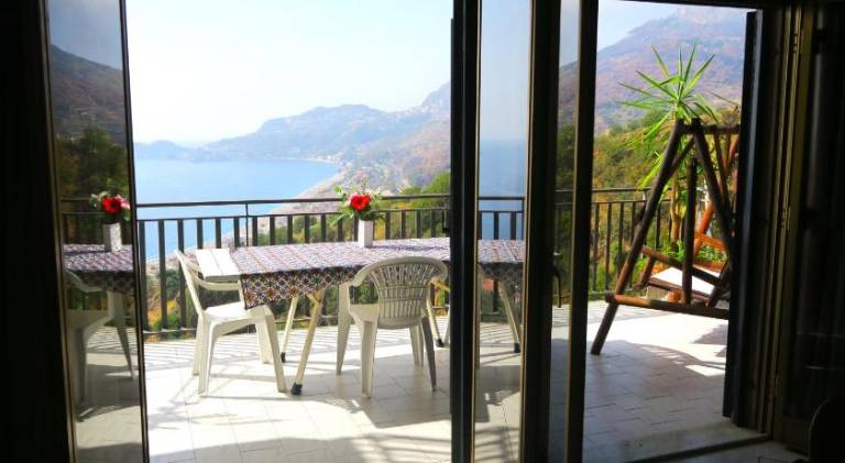Holiday apartment with garden & patio — photo 3