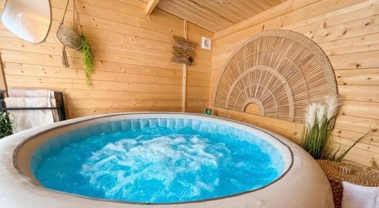 Rental apartment with hot tub in Osny