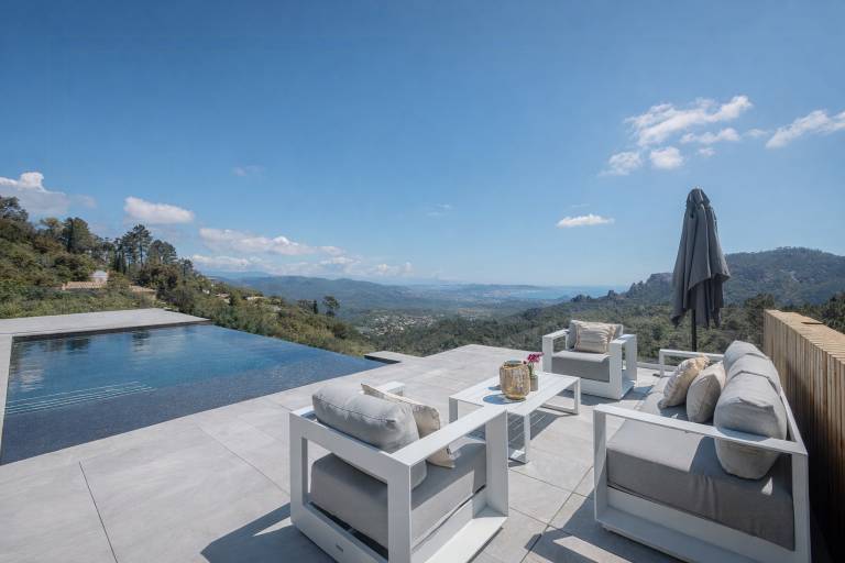 Vacation home with barbeque, garden & terrace | Water view | Suitable for remote work in Fréjus