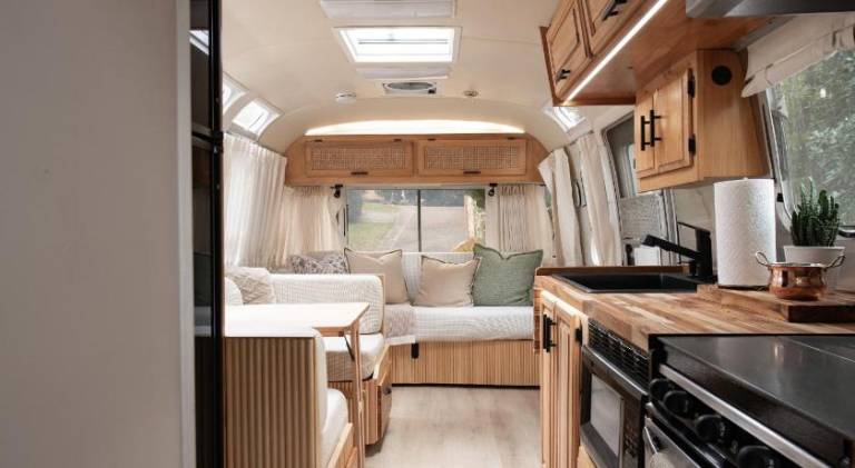 Cozy Lakefront Airstream - Private Deck and Firepit - Sleeps 6 — photo 3