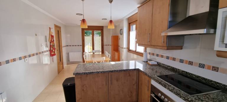 Fully equipped vacation home with grill, fast internet & yard | Mountain view | Beach nearby | Good for workation | Dogs allowed — photo 4