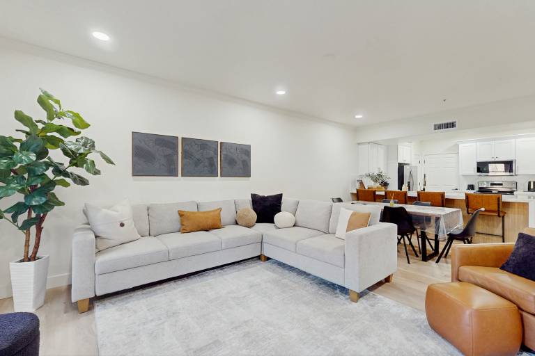 3BR Condo w Luxury Amenities Pool Hot Tub Gym