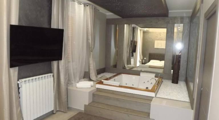 HYDROSUITE — photo 2