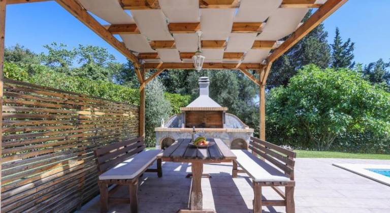 Villa with garden, patio & grill — photo 4