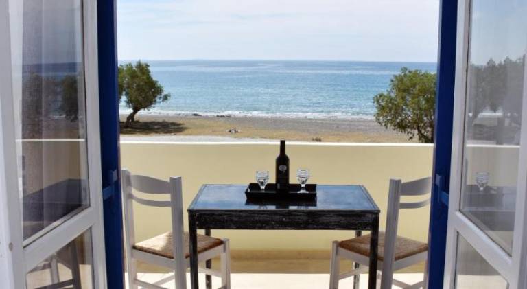 Holiday apartment with patio & yard — photo 3