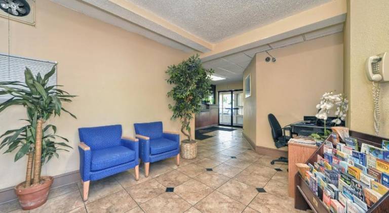 Red Carpet Inn-Stamford — photo 4