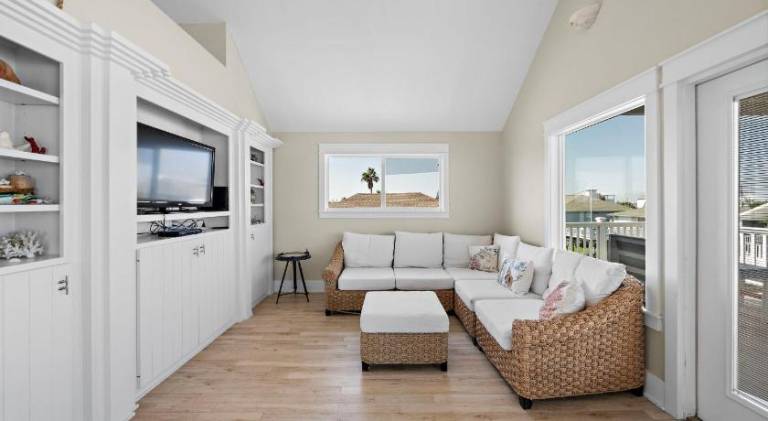 House with patio, pool & grill | Perfect for remote work — photo 2