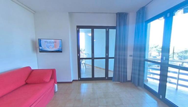 Practical flat just a short walk from the beach — photo 4