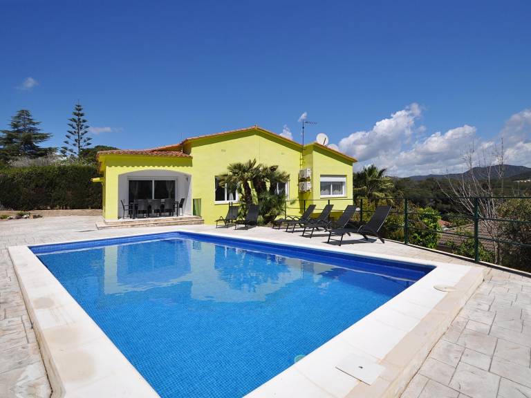 Fully equipped vacation home with private pool, BBQ & garden | Pets allowed in Lloret de Mar