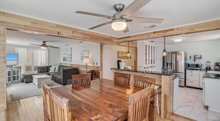 Fully equipped vacation home with BBQ & yard | Close to the beach | Suitable for remote work | Pet-friendly in Port Aransas, TX