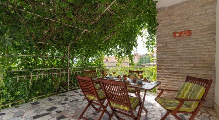 Unique Beachfront APT with Garden & Grill, near Trogir in Okrug