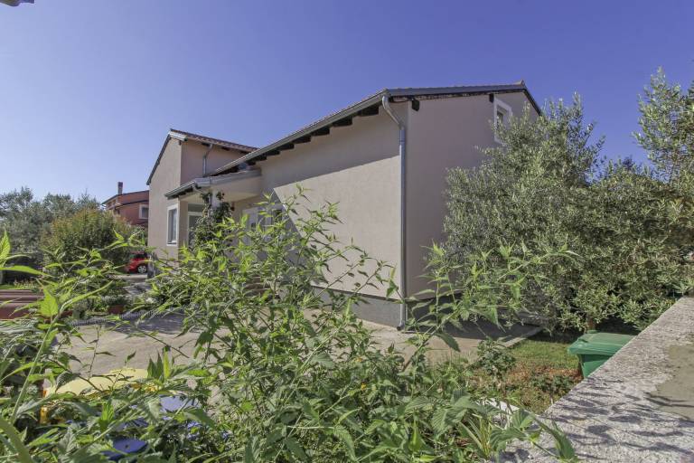 Rental apartment with yard, barbecue & terrace — photo 5