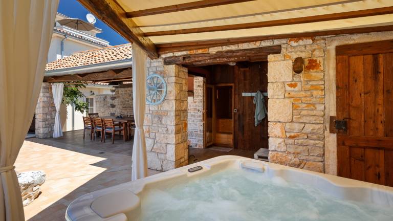 Lovely villa with private pool, barbeque & hot tub | Pets allowed — photo 3
