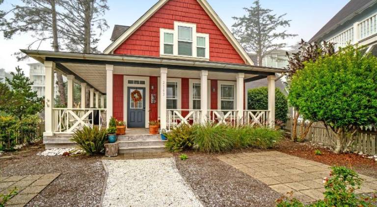 Spacious vacation home with pool | Close to the beach | Pets allowed in Lincoln City, OR