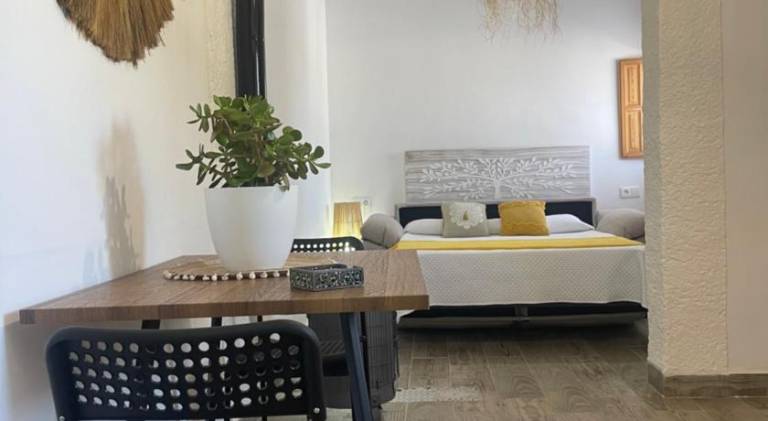 Serviced apartment with garden, hot tub & patio — photo 2