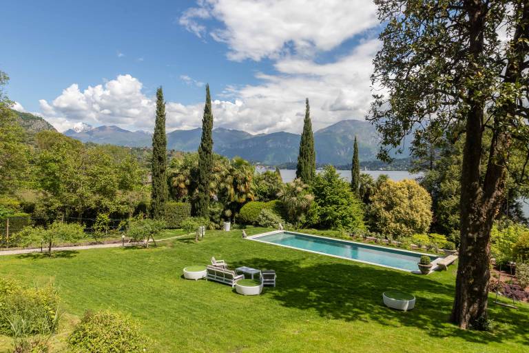 Villa with private pool, terrace & grill | Lake view — photo 4