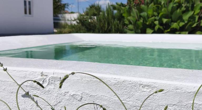 Vacation home with patio, yard & private pool in Évora