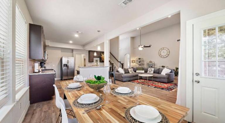 Fully equipped ample vacation home with grill & yard | Suitable for remote work | Pets allowed — photo 3
