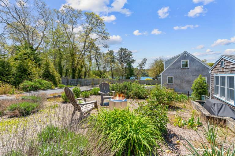 House with patio & barbeque | Water view — photo 3