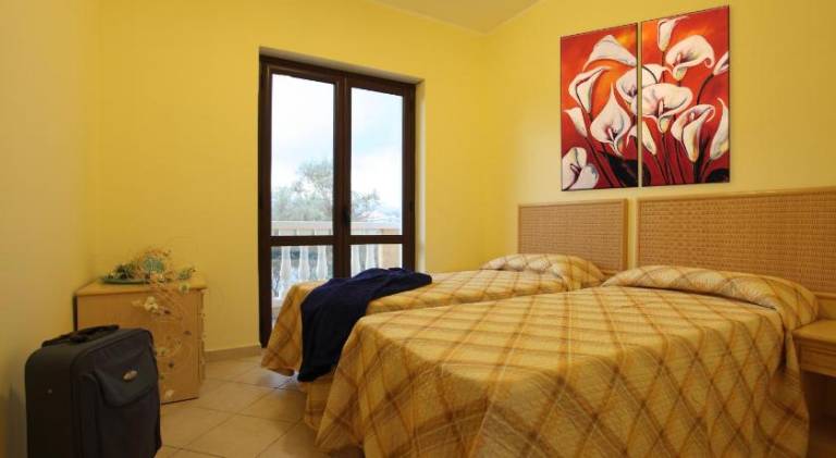 Serviced apartment with terrace & yard — photo 2