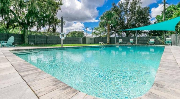Vacation home with pool — photo 4
