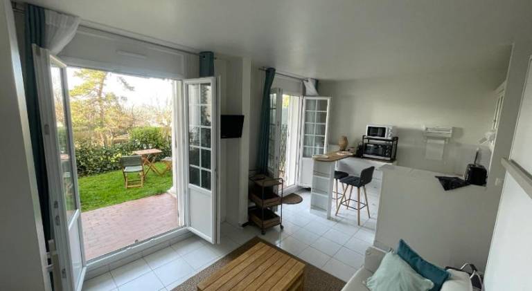 Holiday apartment with yard & patio in Touques