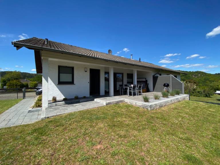 Mit Garten Grill und Terrasse