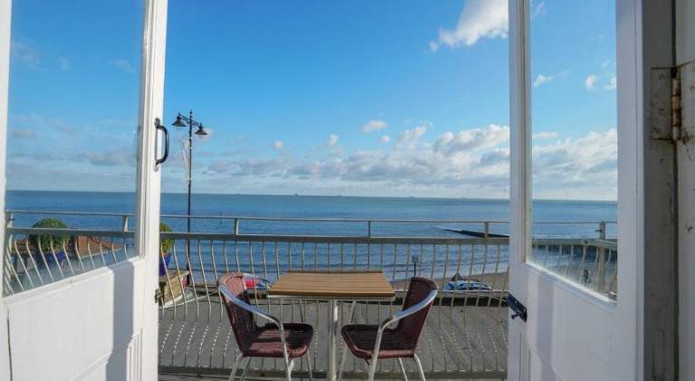 OYO Shanklin Beach Hotel — photo 4