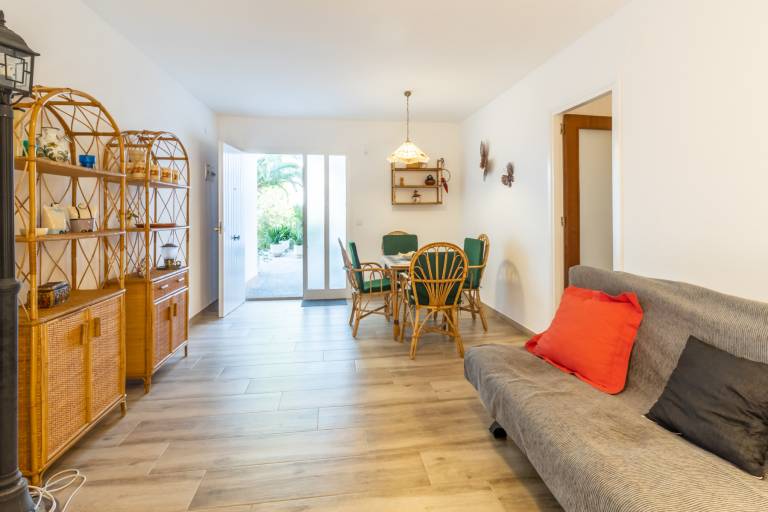 Apartment with terrace, barbeque & yard | Beach view — photo 4