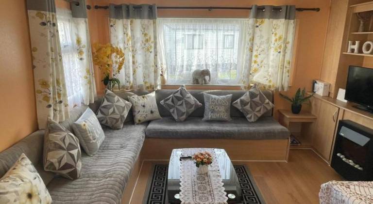 Bright Family Caravan with Deck & BBQ at Seawick Holiday Park, Clacton — photo 2