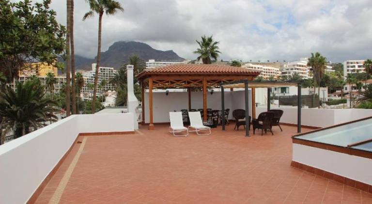 Villa with pool — photo 4