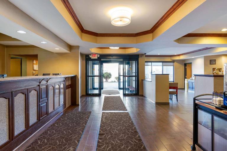 Comfort Suites South Haven near I-96 — photo 4