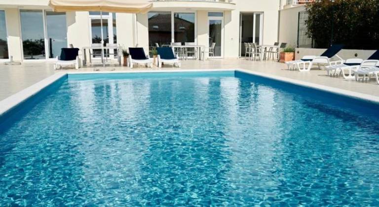 Apartment with pool — photo 3
