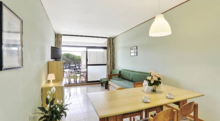 Serviced apartment with terrace, garden & pool — photo 4