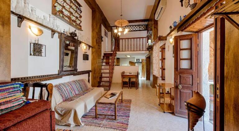 Vacation home with yard, terrace & barbecue | Pet-friendly in Rhodes