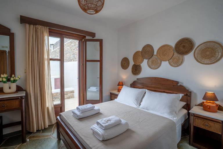 Holiday apartment with yard in Sifnos