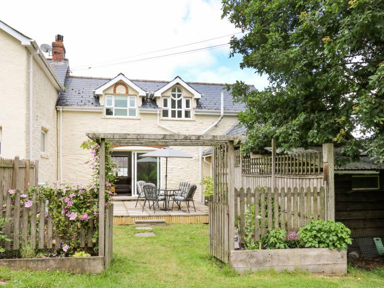 Cottage with yard — photo 3