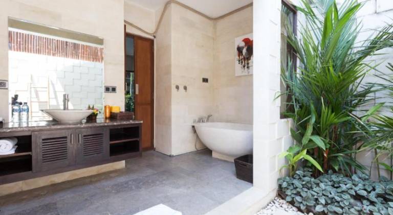 Villa with hot tub & pool | Dogs allowed — photo 2