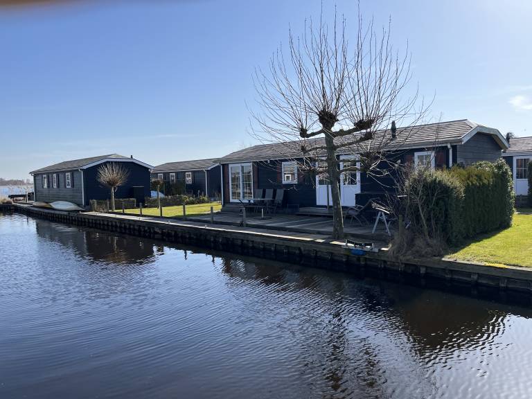 In one of the most beautiful spots in the village of Giethoorn, on the "Bovenwijde" and situated on spacious waterfront plots, the chalets offer comfort for all seasons. — photo 3