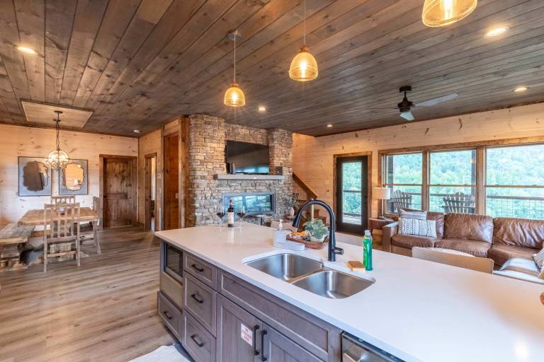 New Lux 4 King Suites GameRm Hot Tub Views — photo 3